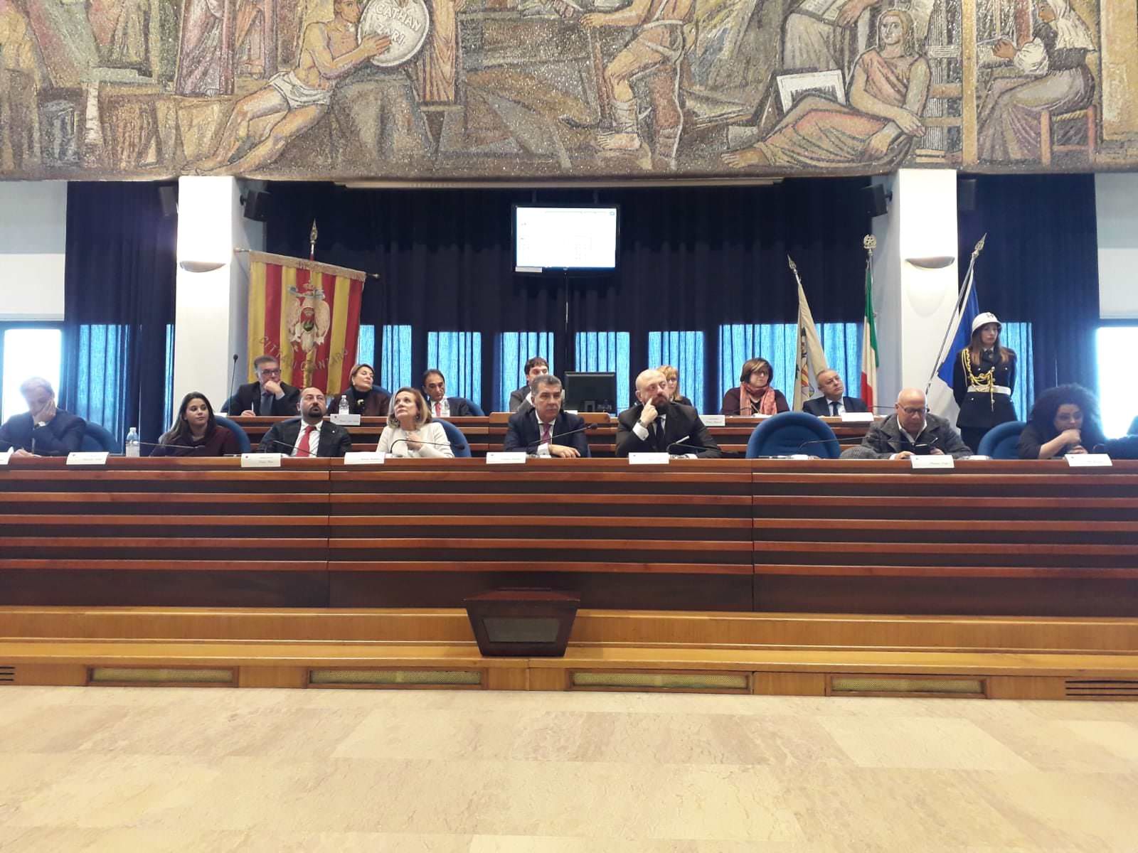 Catanzaro, consiglio agitato (e proteste) dopo il caso Gettonopoli – VIDEO