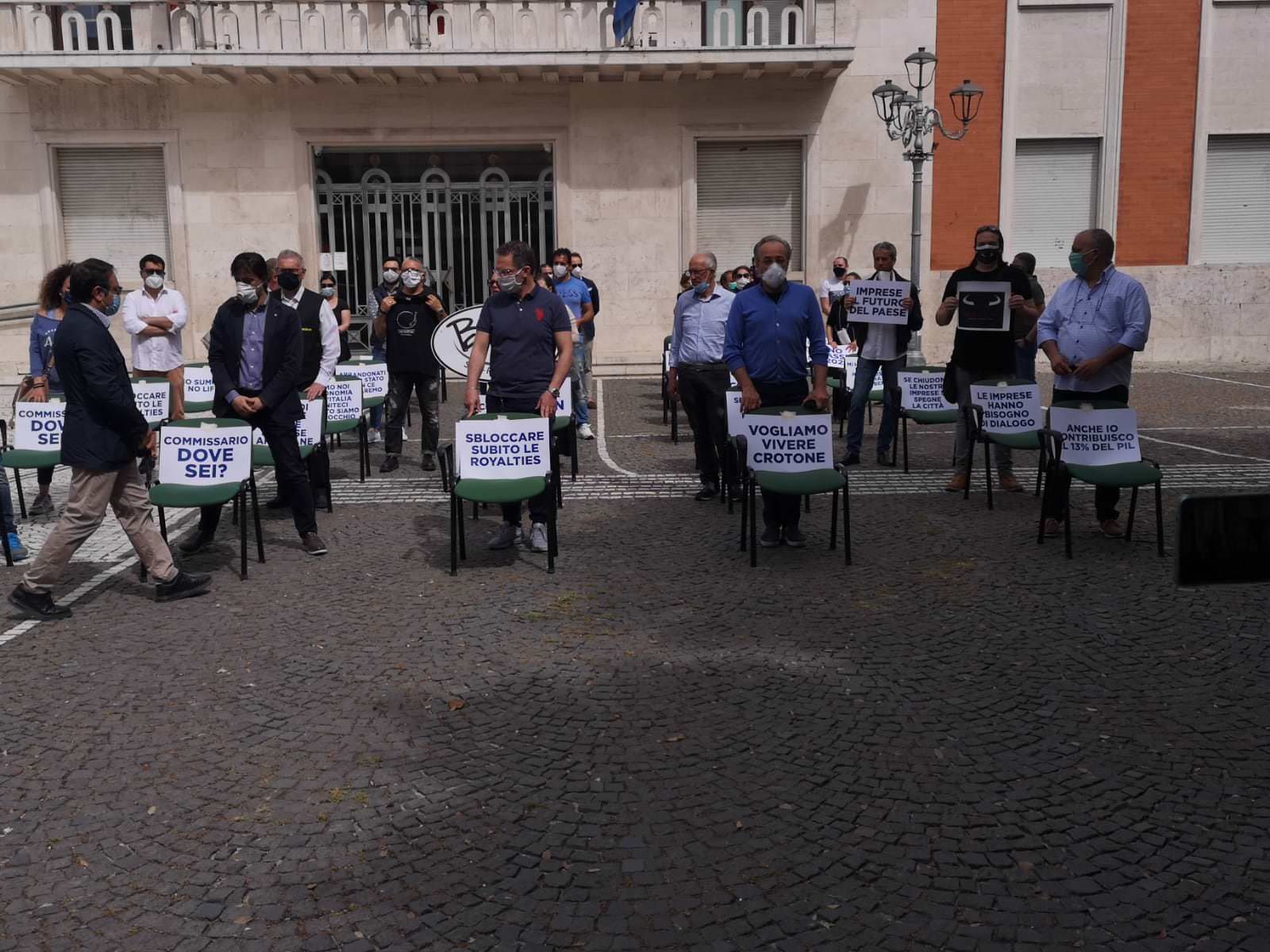 Crisi economica a Crotone, sit-in in piazza degli imprenditori