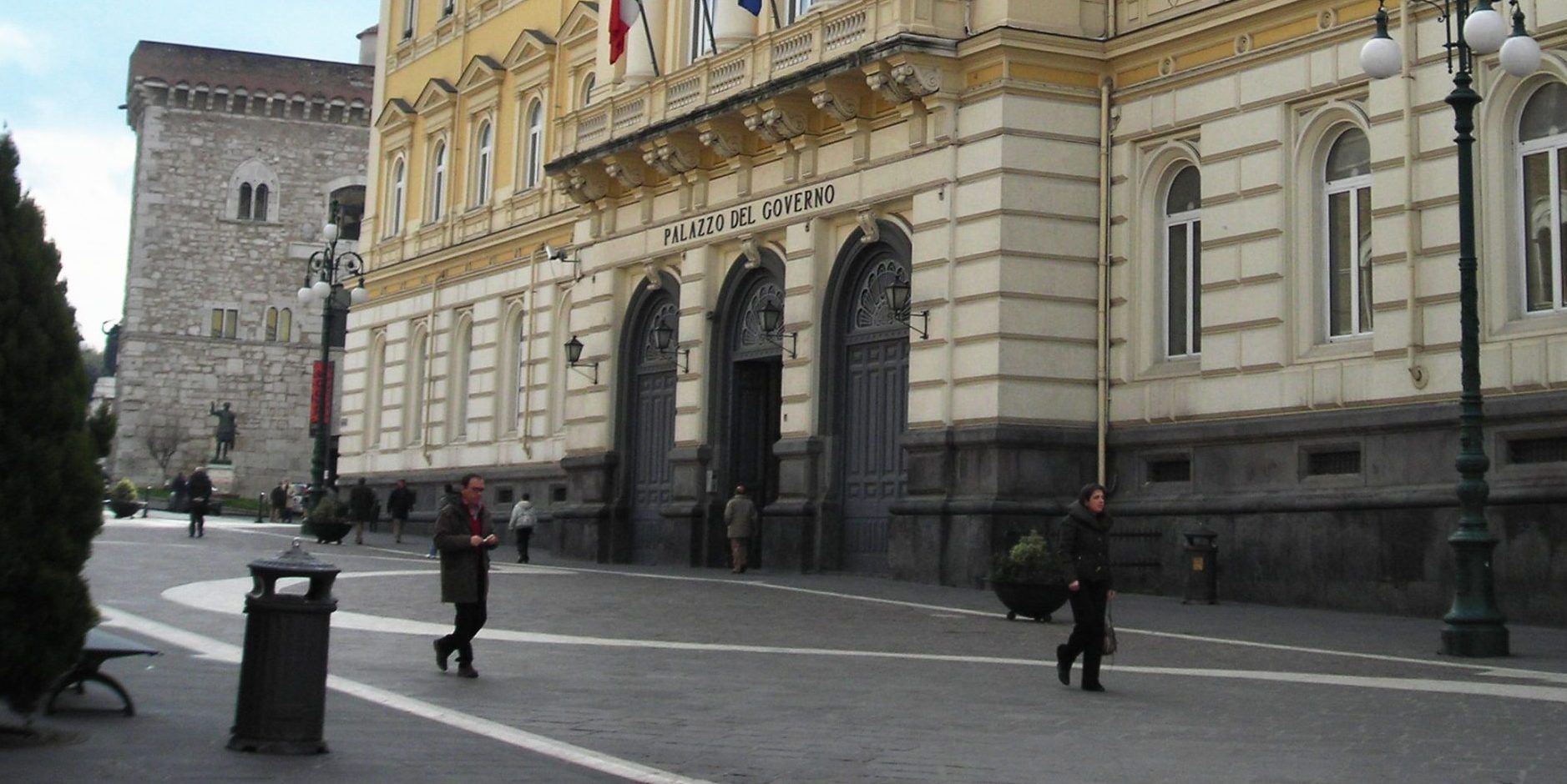 «Oggetti di lusso e viaggi pagati con i fondi per i migranti»