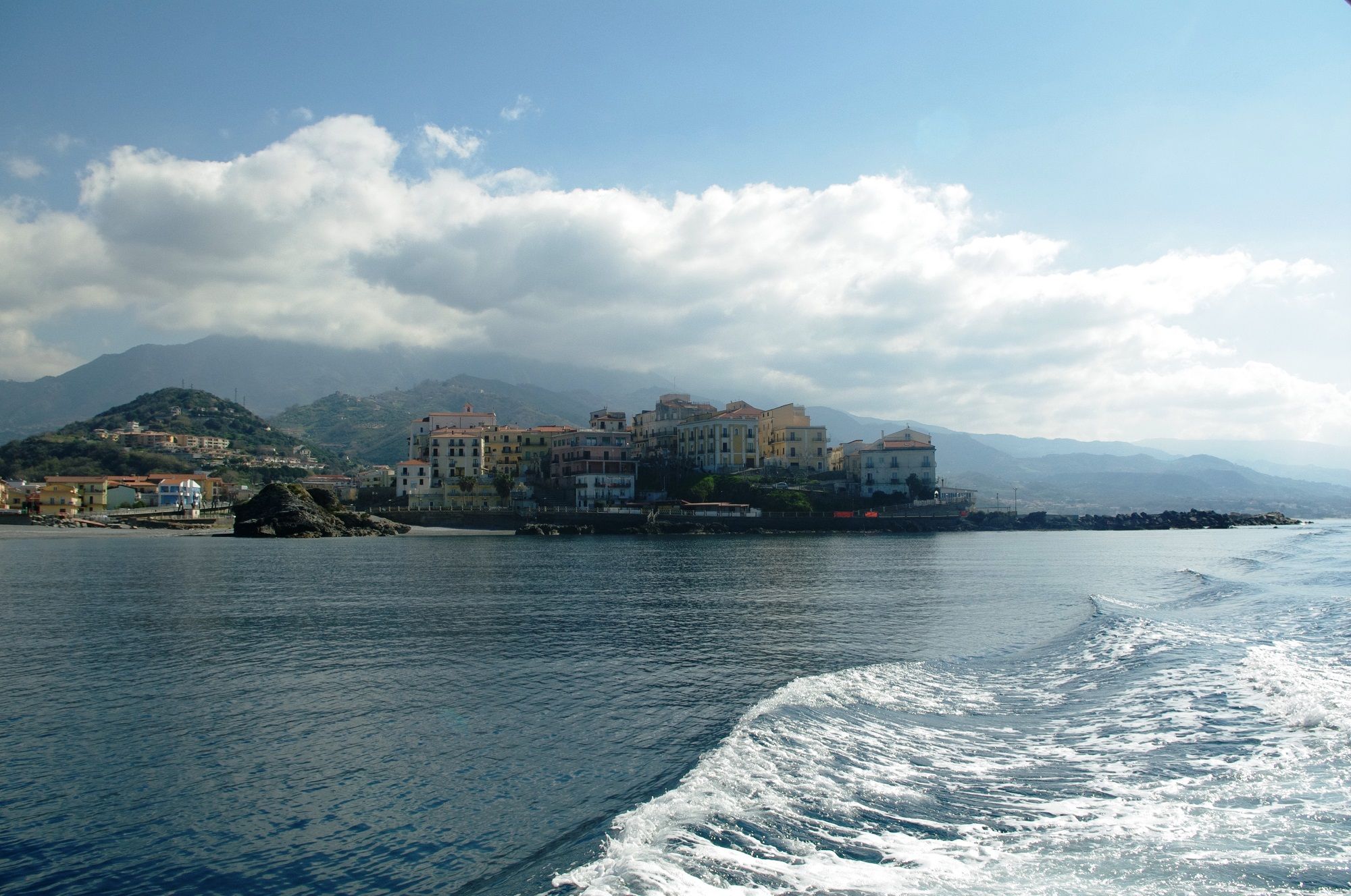 Diamante, obbligo delle mascherine e limite di orario alla movida