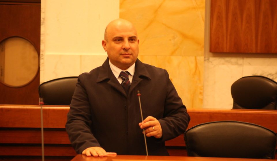 Il politico-santone e il controllo sui seguaci. «Pressioni per non denunciare la violenza su una minore»