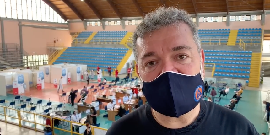 Vaccini, i dati confusionari di Spirlì e la “censura” sui social