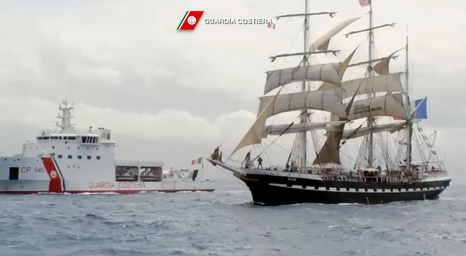 La fiaccola olimpica attraversa lo Stretto di Messina