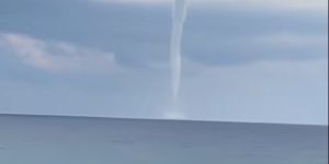 Tromba marina al largo di Pizzo, spettacolo (senza danni) tra cielo e mare – VIDEO