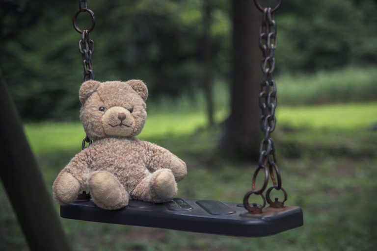 «Se dici qualcosa ti taglio la testa». Il dramma della bimba del Vibonese abusata sessualmente dal nonno orco