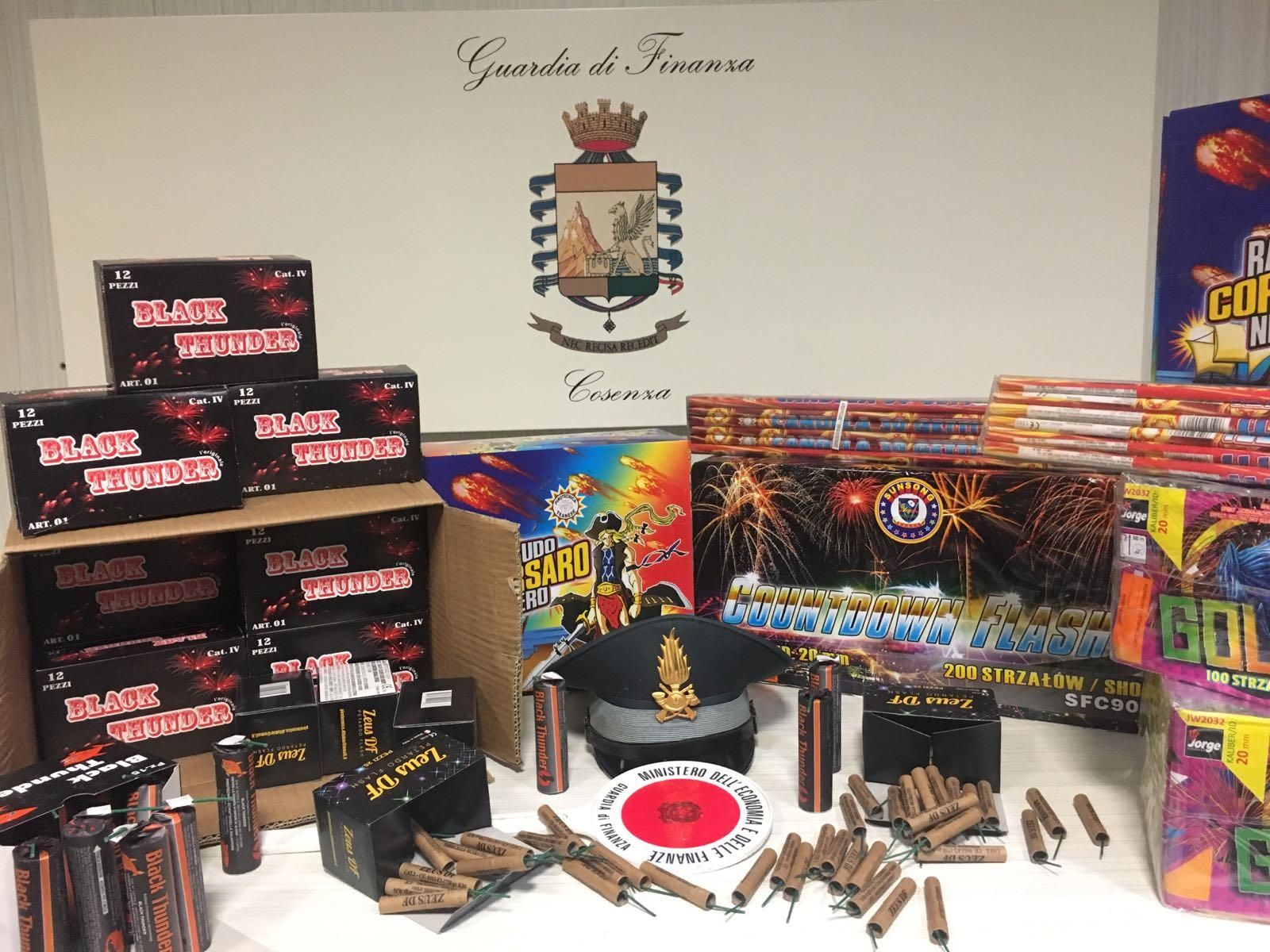 Cosenza, maxi sequestro di botti e luci natalizie