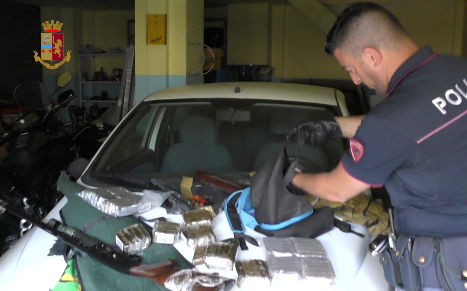 Nascondeva in garage armi, munizioni e 25 chili di droga, un arresto a Cosenza – FOTO