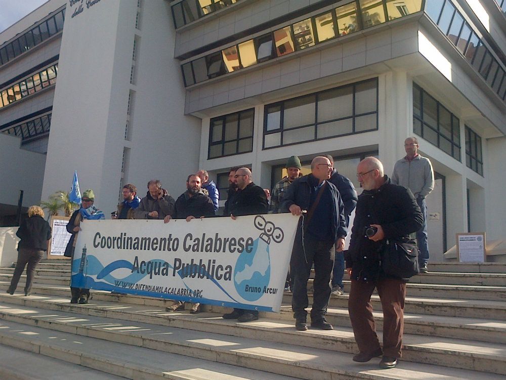 In Calabria gestione pubblica dell`acqua Sit in davanti al consiglio regionale