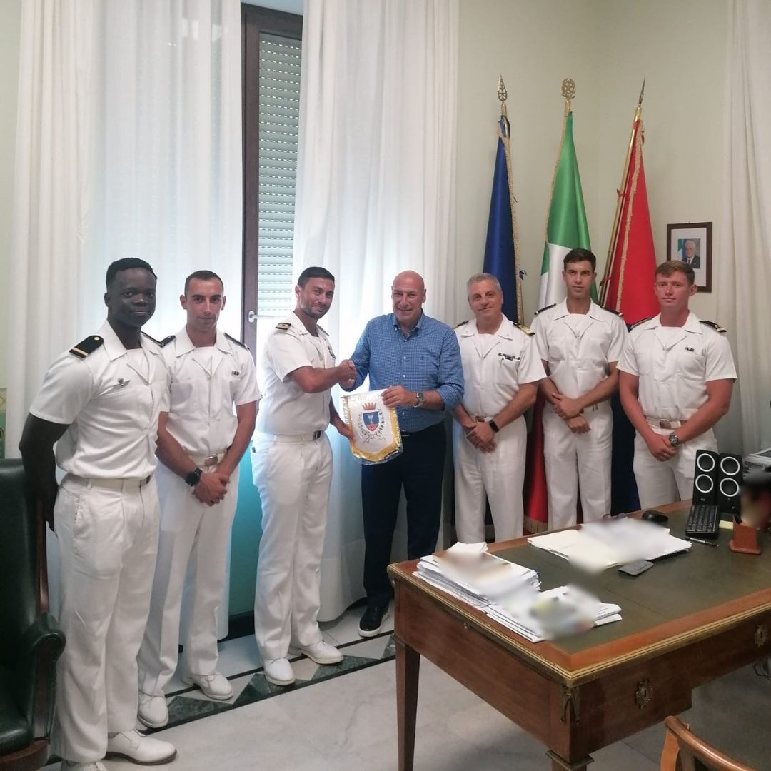 La BC Chaplin approda a Crotone: incontro in Comune tra il sindaco e i futuri ufficiali della Marina