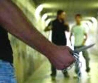 Accoltella al volto il rivale, arrestato