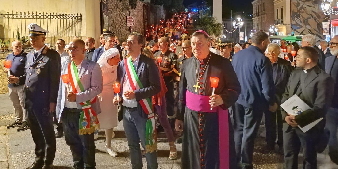 Lacrime, preghiere e fiaccole per gli angeli de “Le Giare”. «Abbiamo tutti cura del Creato»