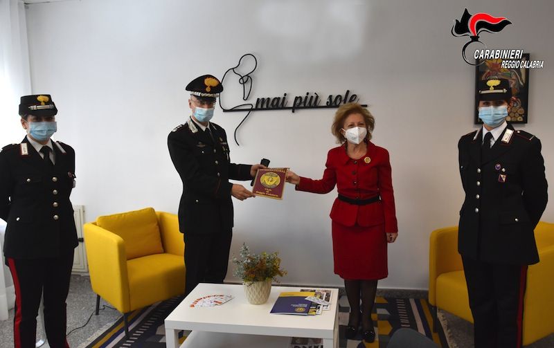 "Una stanza tutta per sé", l'Arma sostiene le donne vittime di violenza