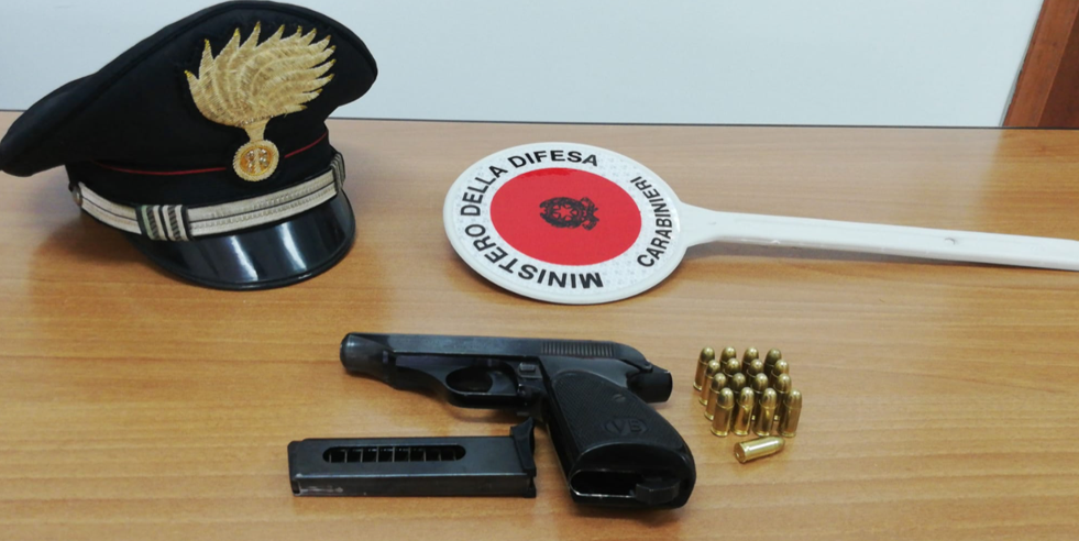 In casa con una pistola e il colpo in canna, un arresto a Davoli