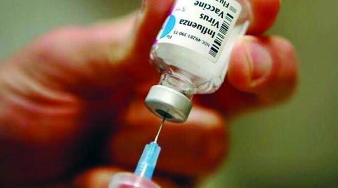 Vaccini antinfluenzali, l'Asp di Catanzaro: «Somministrati finora oltre 5mila dosi»