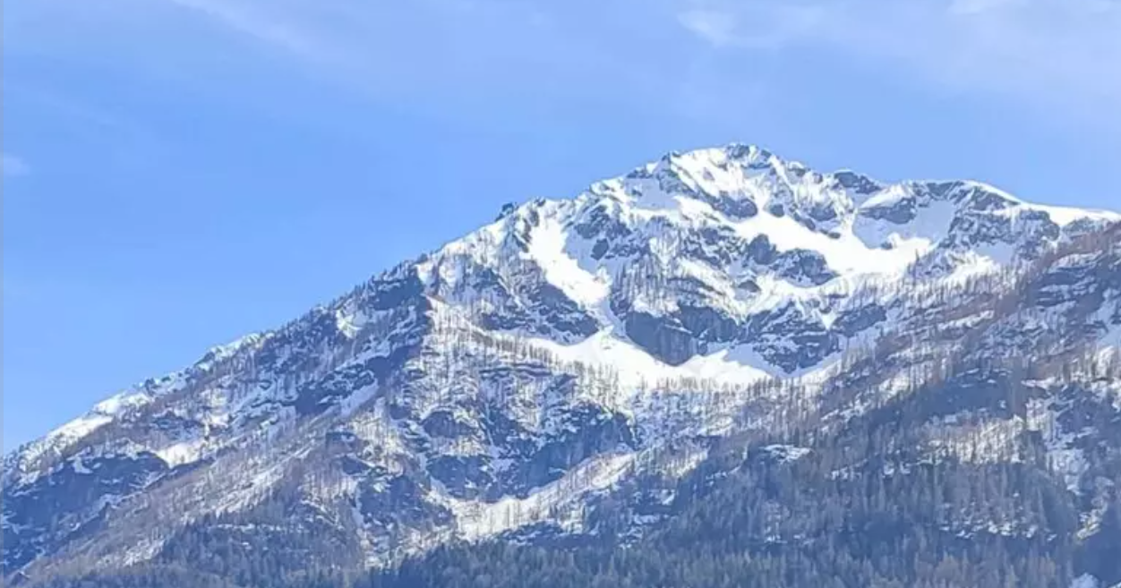 Valanga travolge gruppo di escursionisti, tre morti