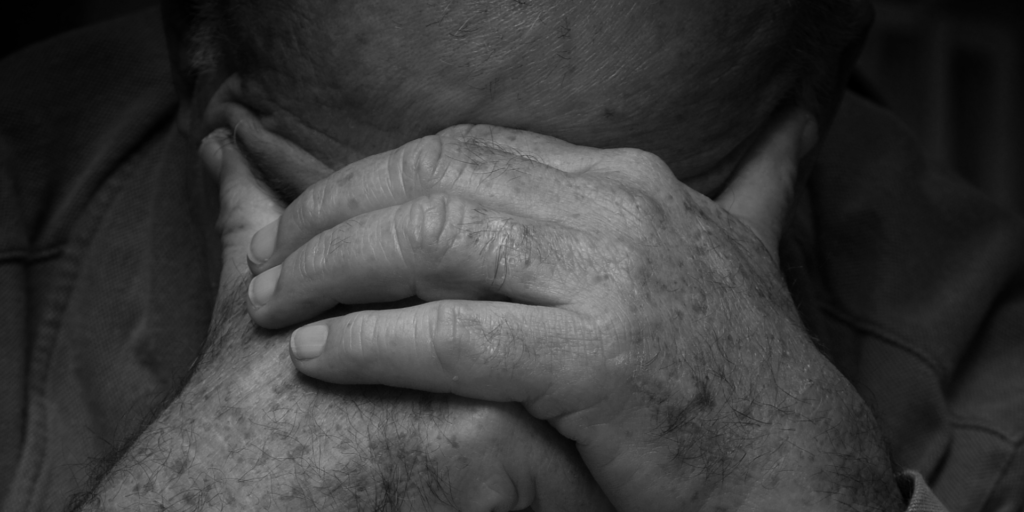 Botte e minacce di morte al padre 97enne, denunciato un uomo a Vibo