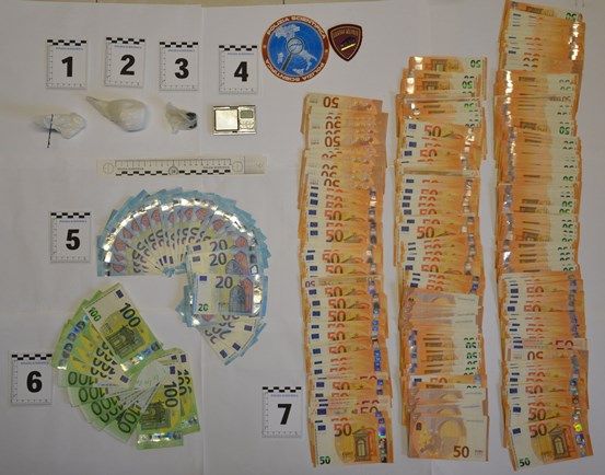 Coca nella pochette e 15mila euro in un borsellino: coppia arrestata a Catanzaro