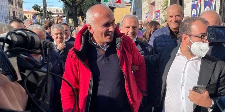 Ballottaggio a Cosenza: Franz Caruso vola verso Palazzo dei Bruzi. Centrosinistra al 57,5%