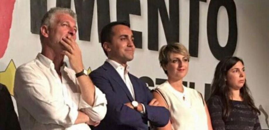 Assemblea Pd, il M5S usa il lanciafiamme: «Partito vergognoso»