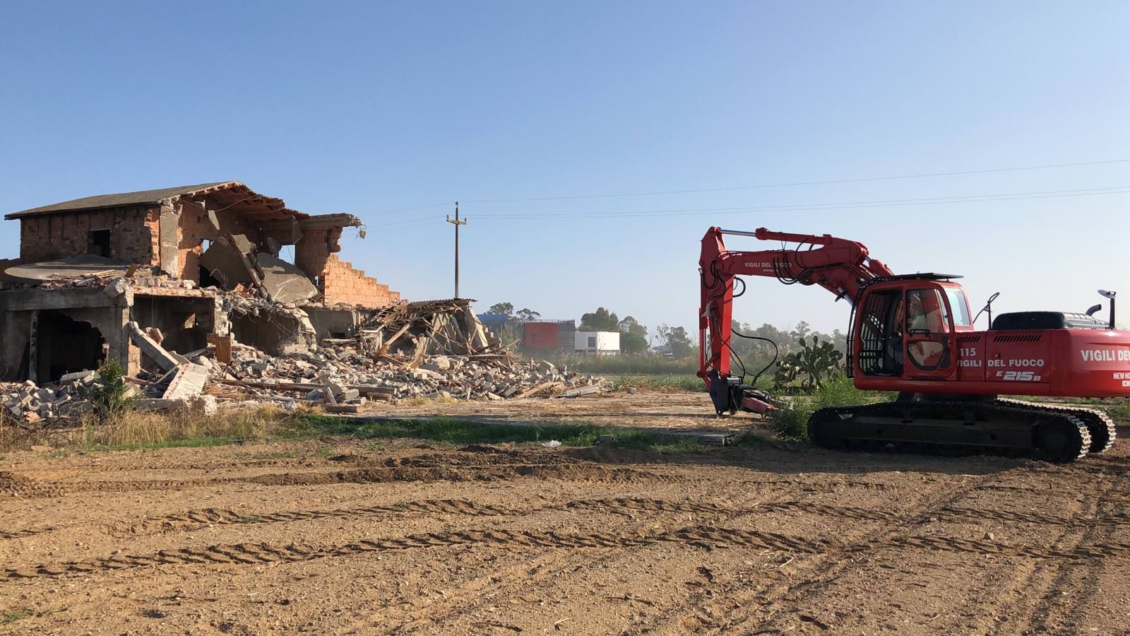 Ville abusive dei boss abbattute a Cassano – VIDEO