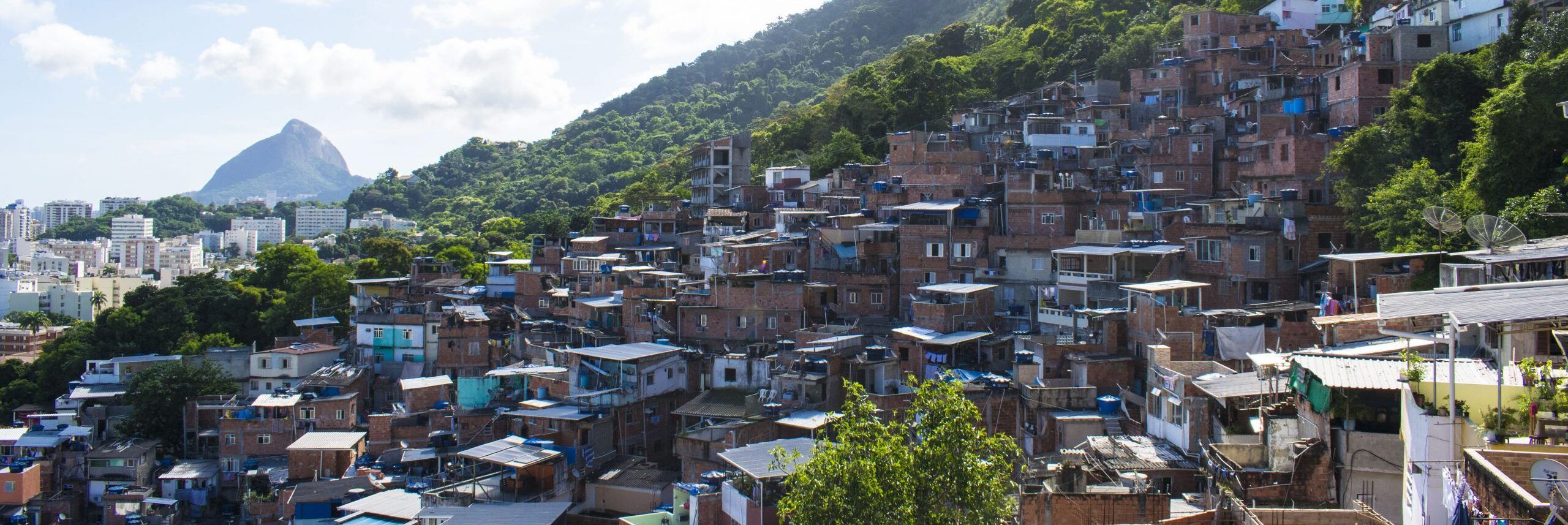 Entrano per sbaglio in una favela di Rio, feriti a colpi di arma da fuoco due italiani