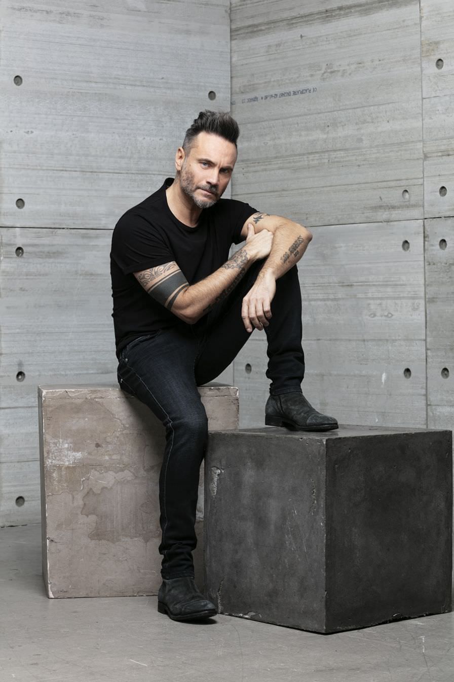 "Alza la radio", il nuovo singolo di Nek in attesa della data di Catanzaro