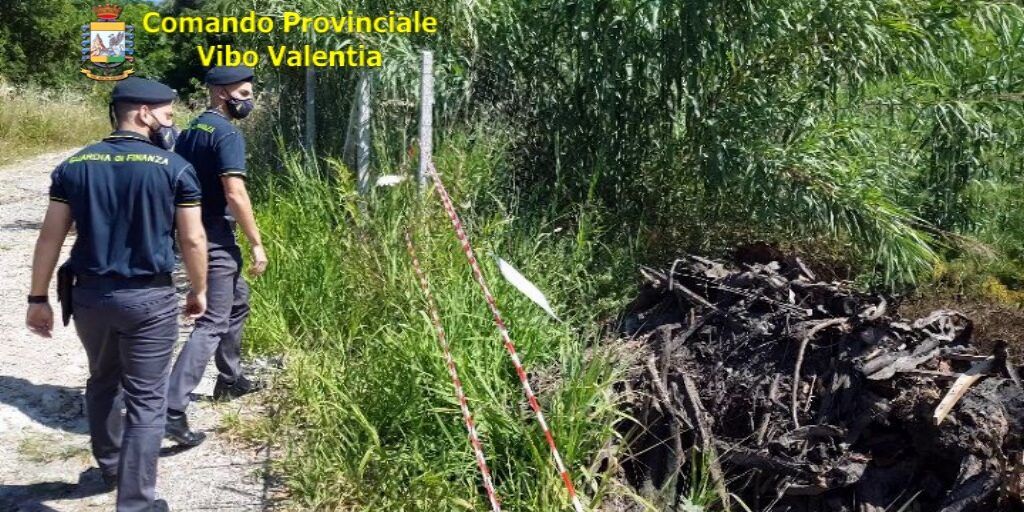 Tropea, beccati mentre scaricavano rifiuti edili in campagna