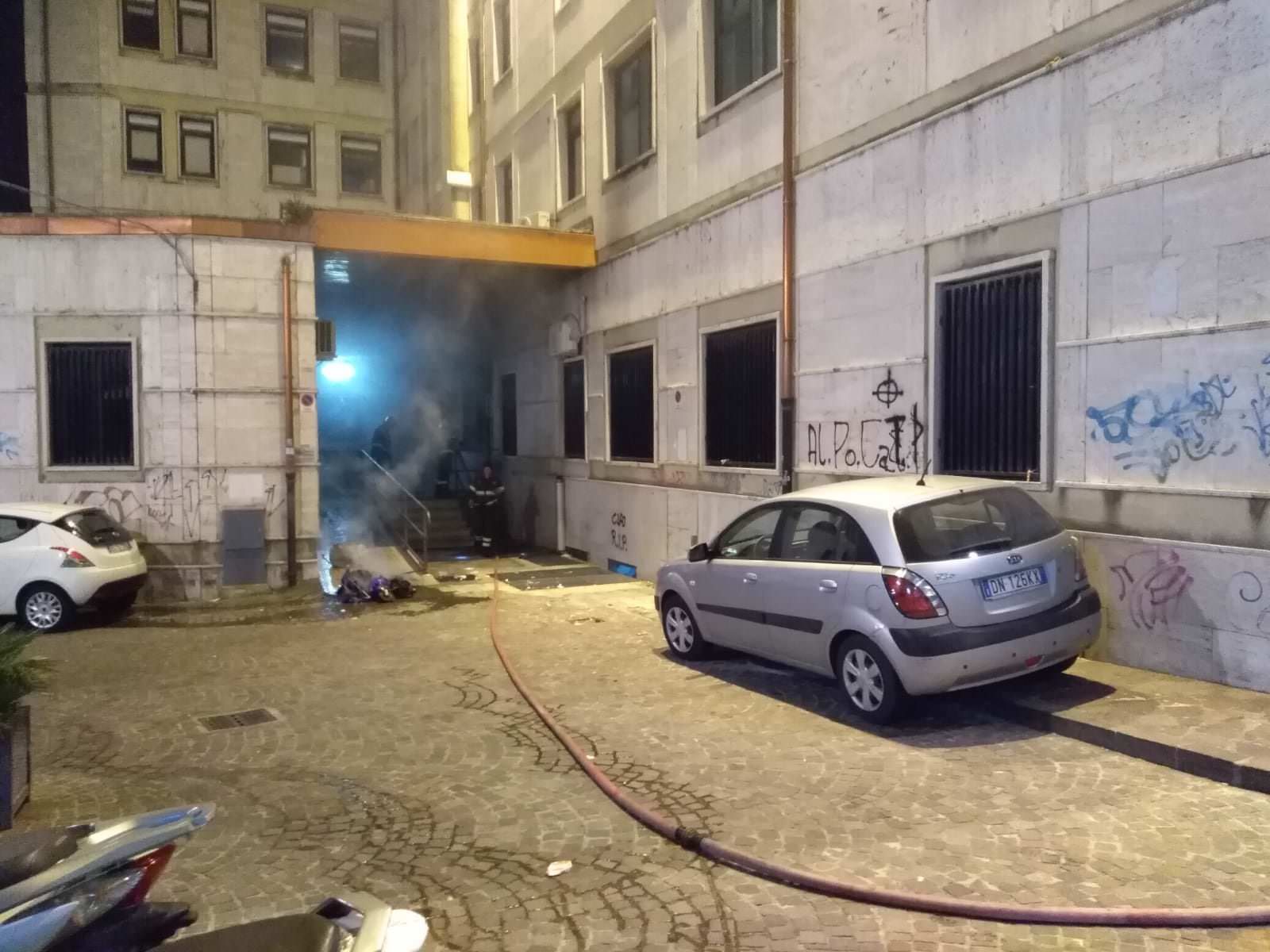Catanzaro, in fiamme un cassonetto in pieno centro
