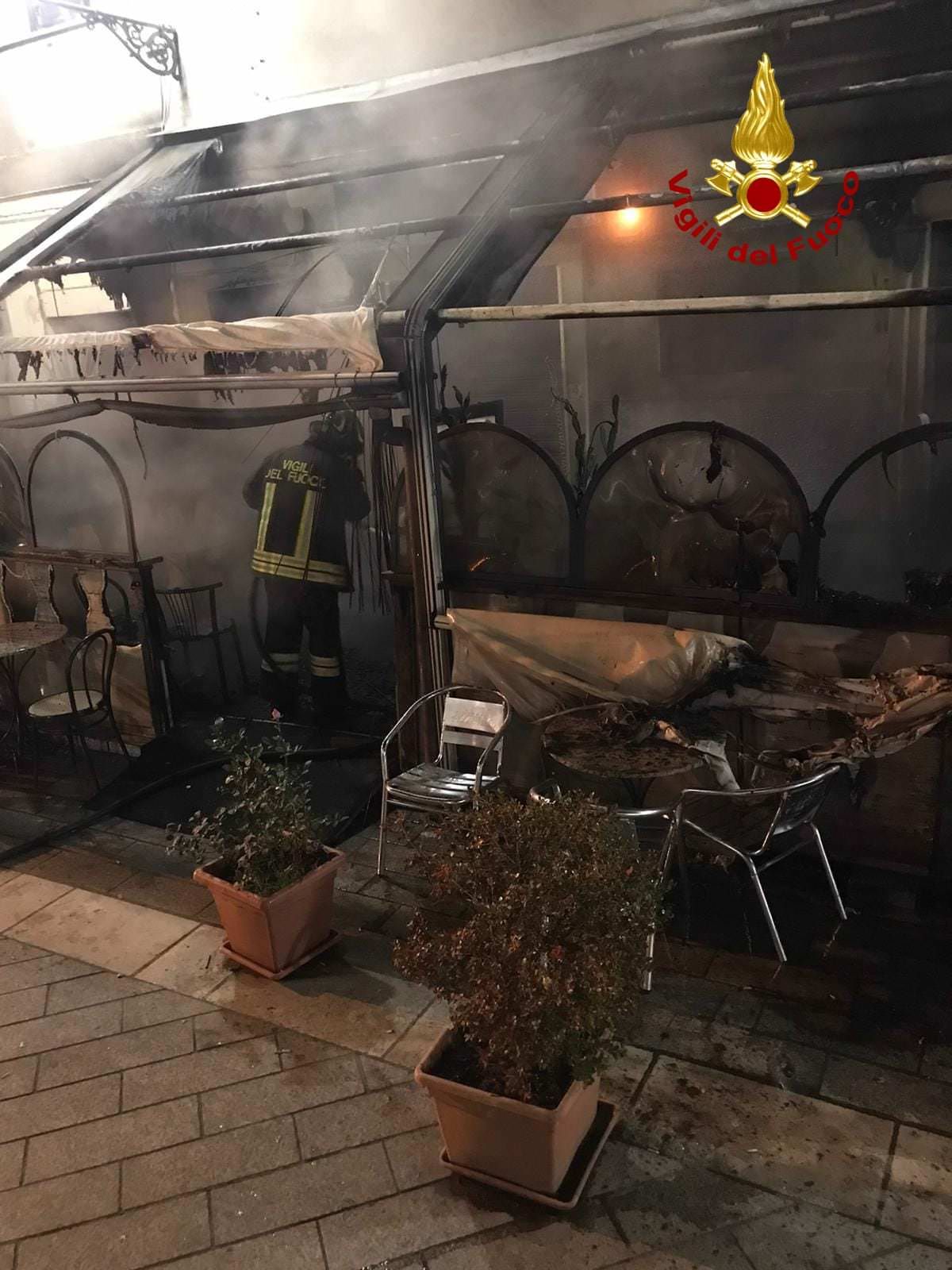 Girifalco, in fiamme il dehors di un bar