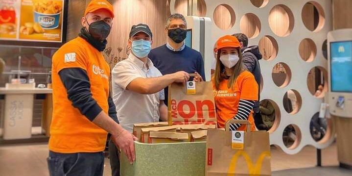 “Sempre aperti a donare” 300 pasti caldi a settimana per le persone in difficoltà