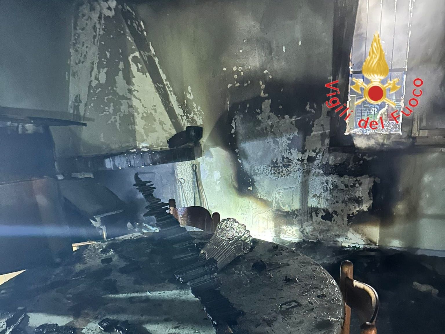 Divampa incendio in una casa a Curinga, intervengono i Vigili del Fuoco – FOTO