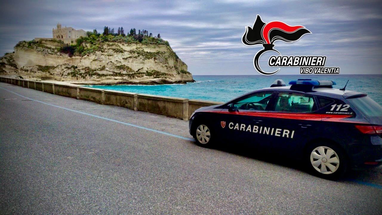 Tropea, uomo in escandescenza aggredisce i Carabinieri e prende a testate l’auto di servizio
