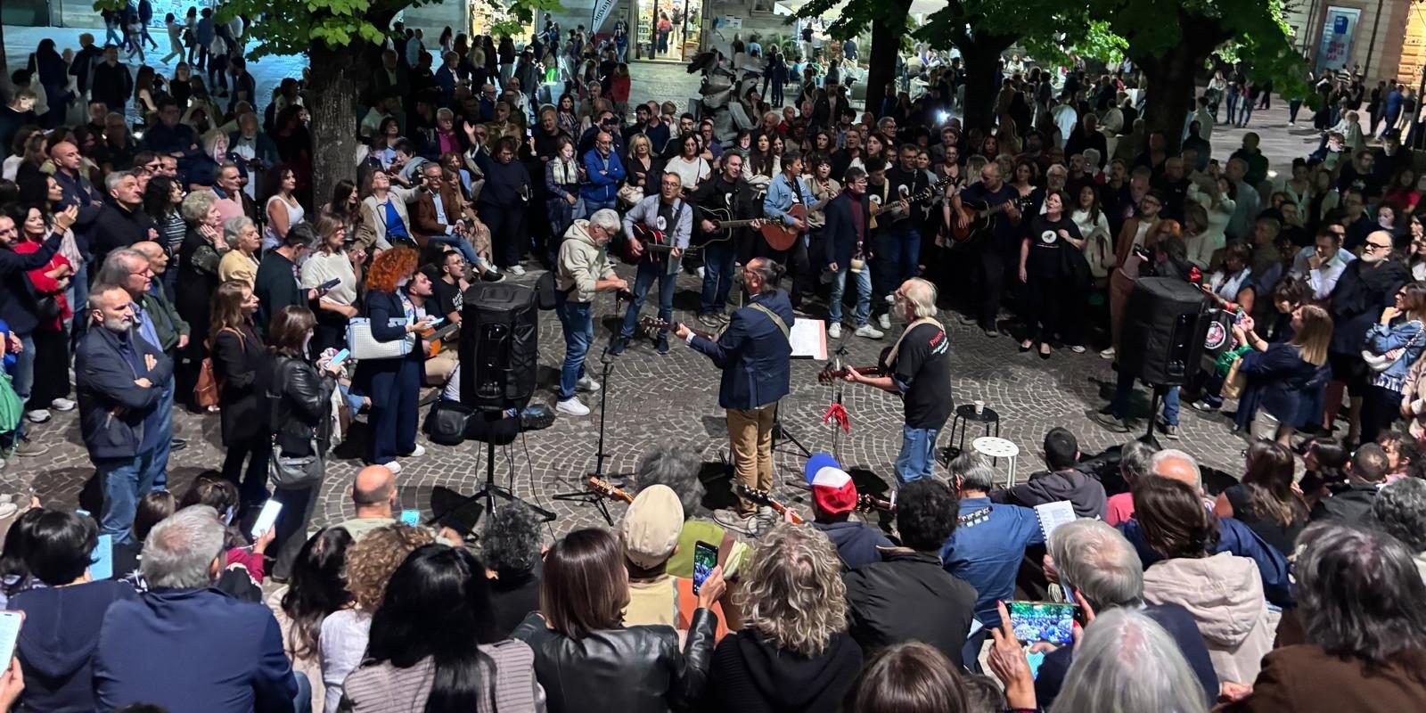 In centinaia con le chitarre in piazza a Cosenza per cantare i successi di Francesco Guccini – FOTO E VIDEO