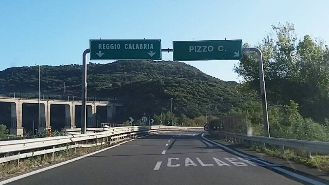 Lavori all’elettrodotto sull’A2, chiusura notturna tra Pizzo e Sant’Onofrio