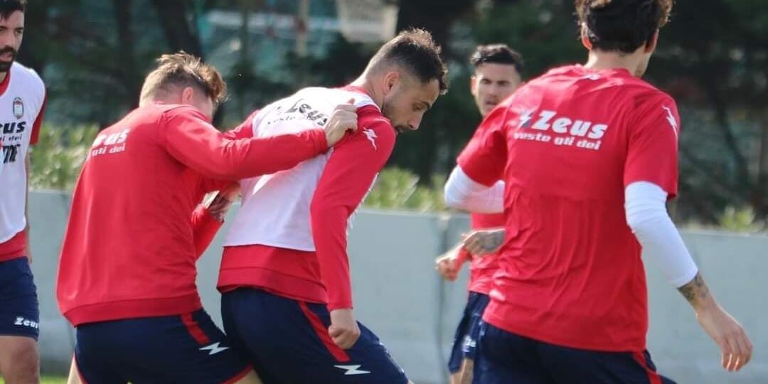 Calciatori del Crotone presi a bastonate in spiaggia, indaga la Digos