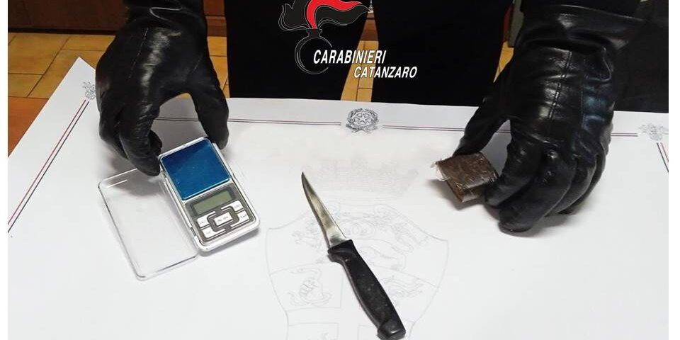 Catanzaro, arrestato artigiano che vendeva hashish nel negozio