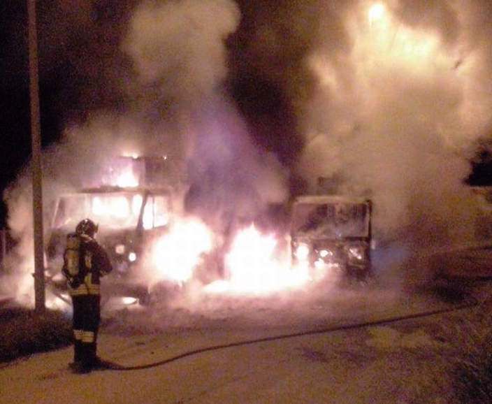 Due camion dei rifiuti in fiamme a Gioiosa Jonica