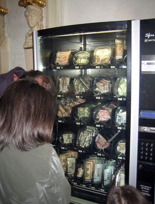 Danni a distributore di alimenti, 6 indagati a Serra San Bruno