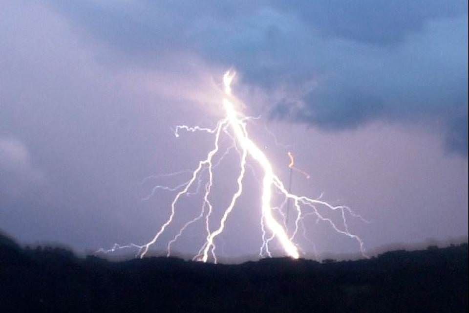 Colpito da un fulmine, muore un operaio di Calabria Verde