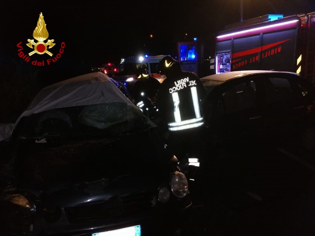 Scontro fatale fra auto a Rende. Quattro morti e due feriti – VIDEO