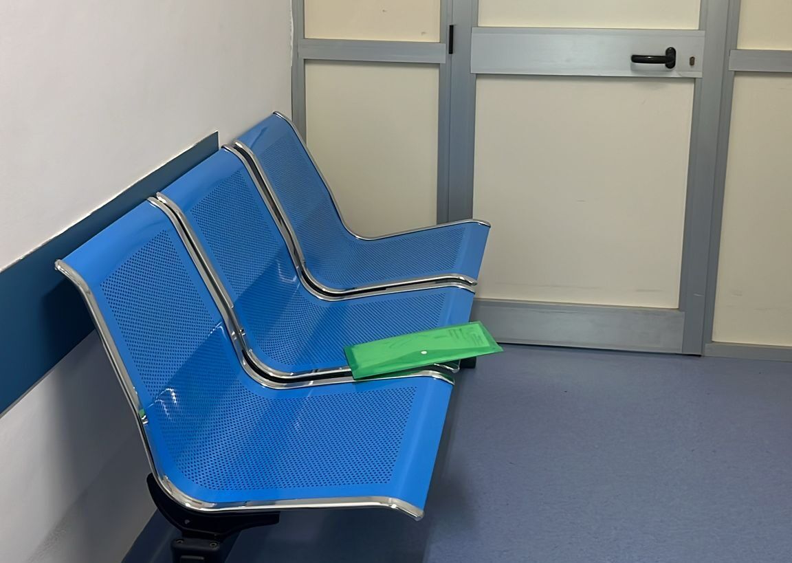 Ospedale di Crotone, la denuncia di una paziente incinta: «Una sala d’aspetto che sembra uno sgabuzzino» – FOTO