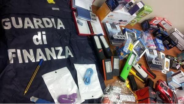 Maxi sequestro a Crotone, rinvenuti 300mila prodotti non conformi destinati alla vendita