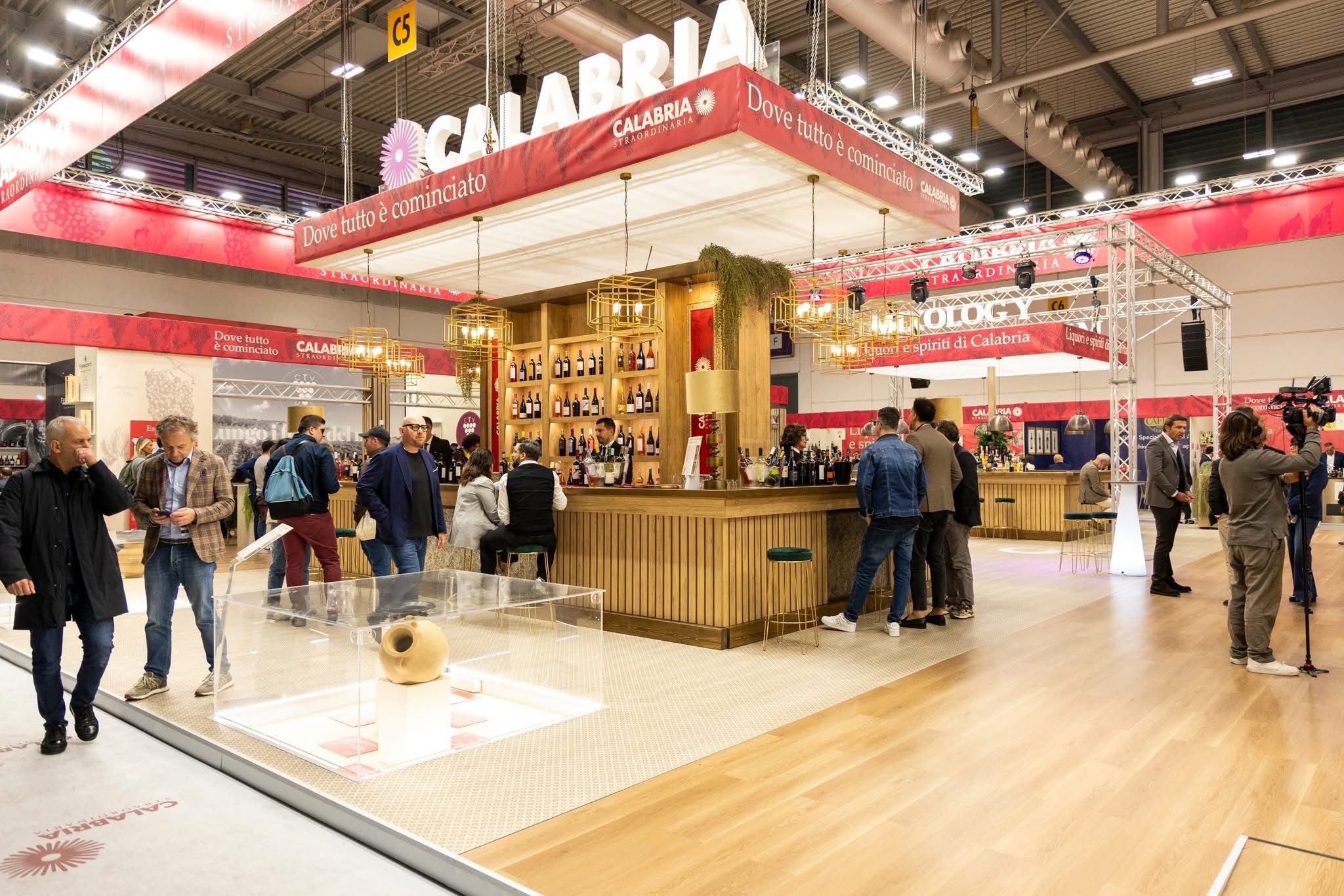 La Calabria al Vinitaly 2026, oltre 110 aziende presenti. Gallo: «Eccellenze e territorio in vetrina»