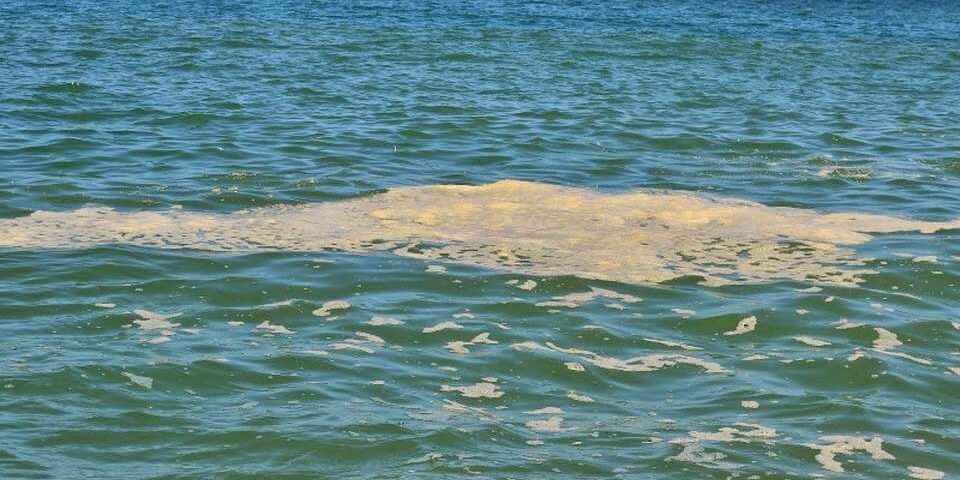 De Magistris: «In Calabria chilometri di mare marrone, si tratta di fogna. Nulla è cambiato»