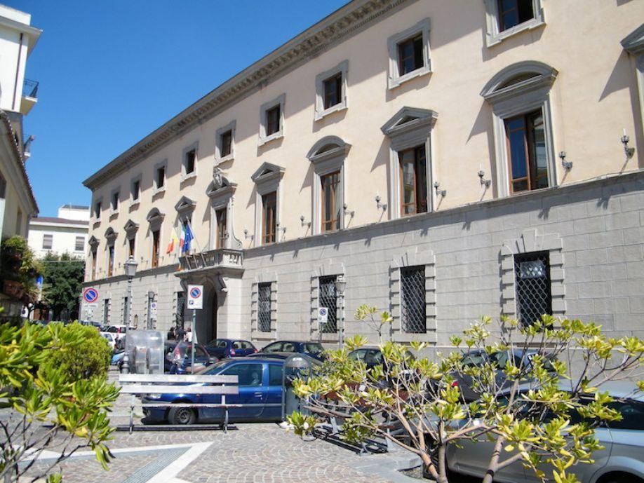 Catanzaro, la “guerra dei supermercati” arriva in Consiglio