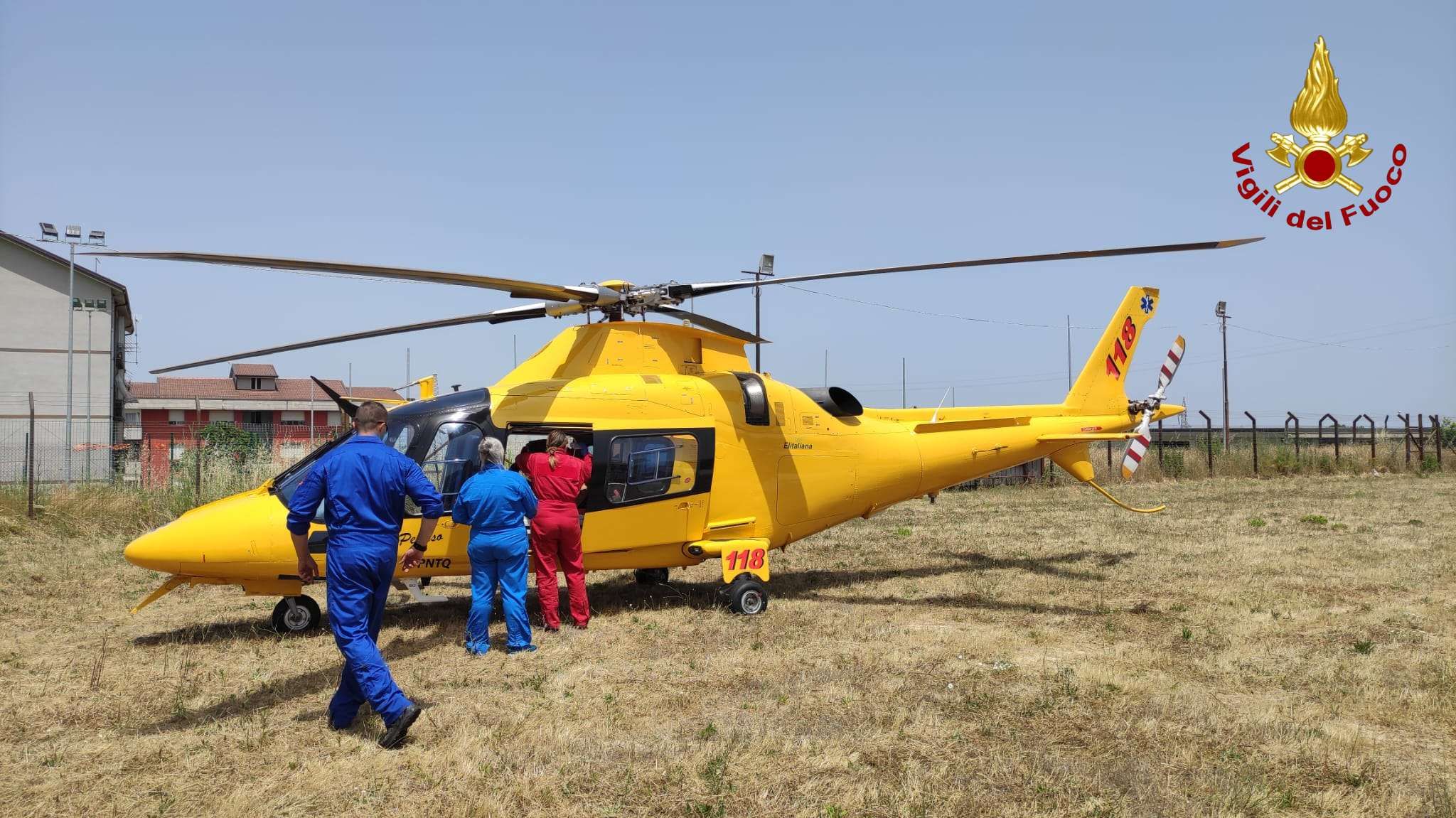 Motociclista precipita per 25 metri in una scarpata nel Vibonese, recuperato dai vigili del fuoco – FOTO