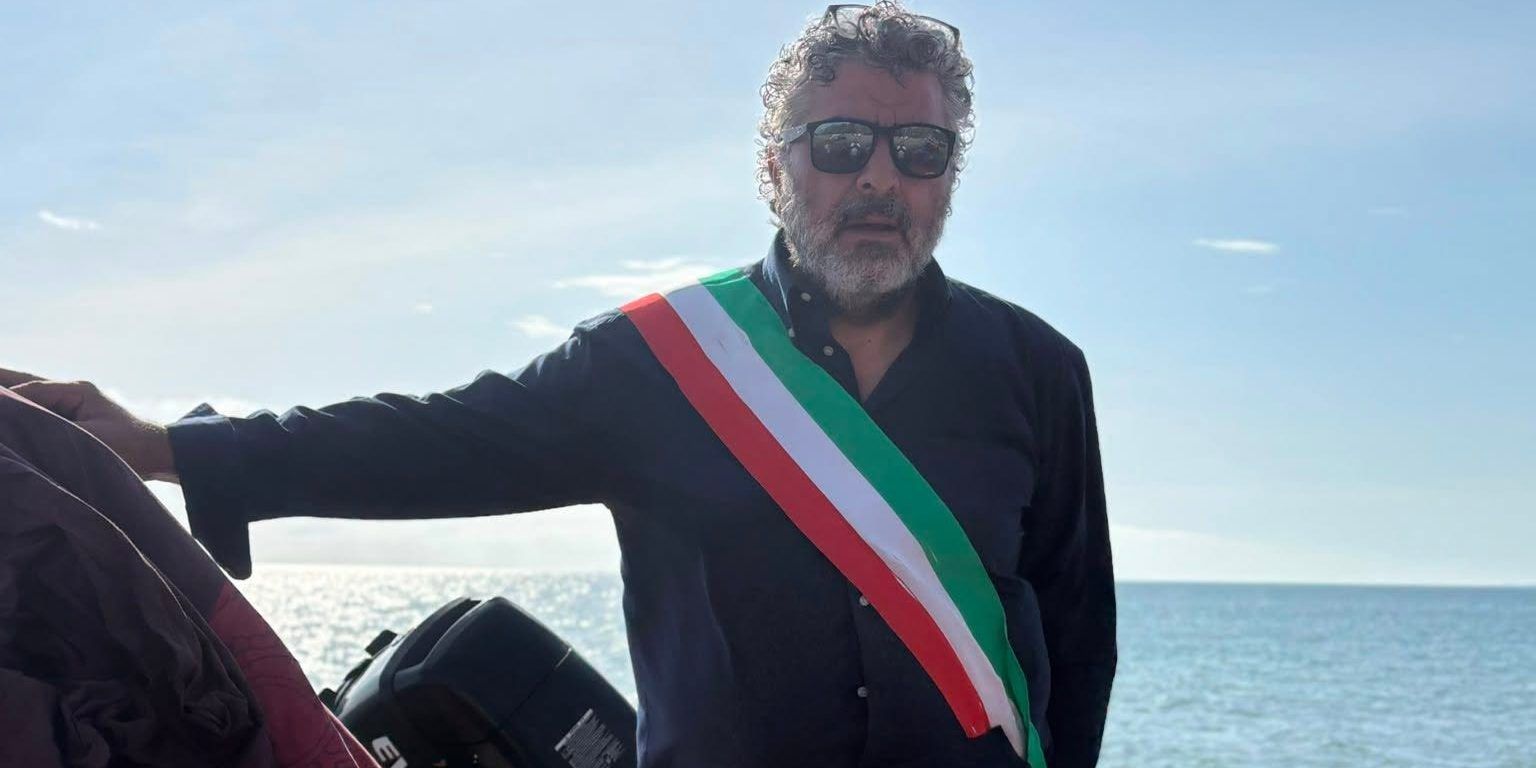Erosione costiera a Crucoli, il sindaco protesta in mare: «Non tornerò a riva finché non partiranno i lavori» – FOTO
