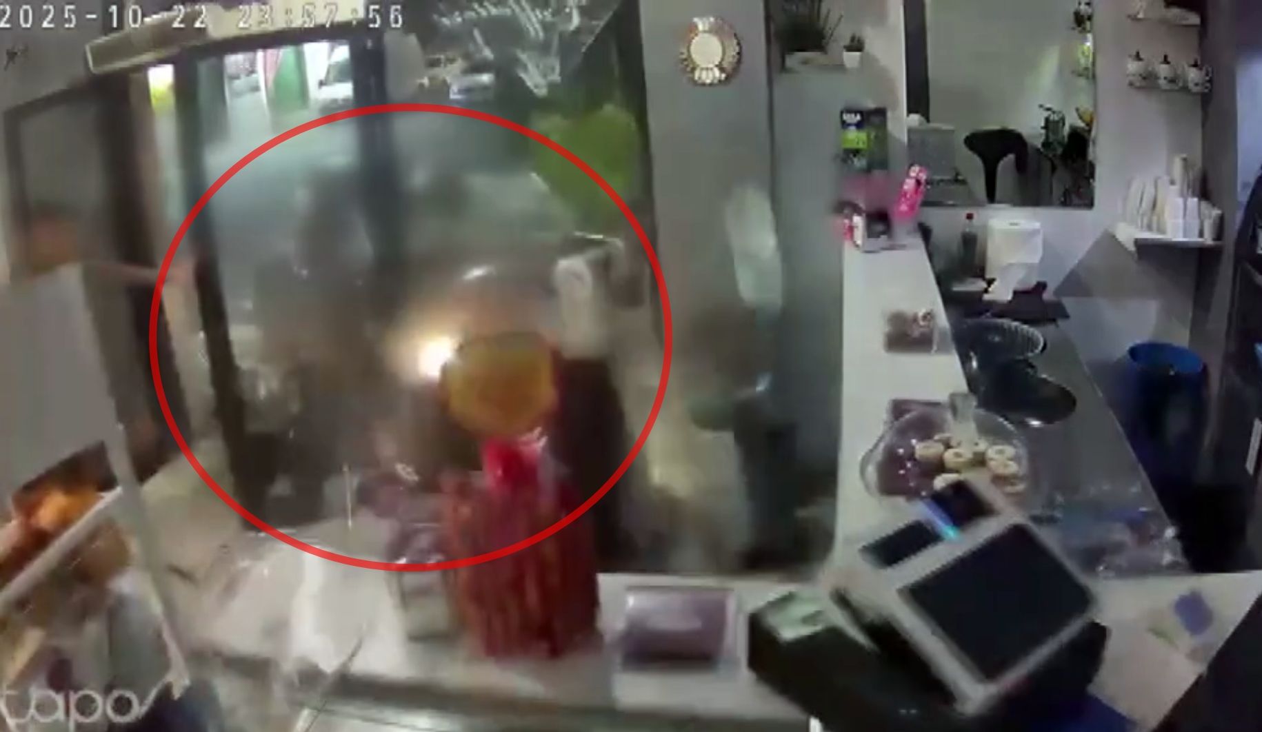 Reggio Calabria, auto piomba contro un bar: cinque feriti e paura tra i clienti – VIDEO