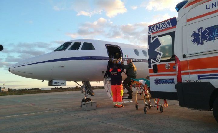 Reggio, volo notturno per salvare la vita a un neonato