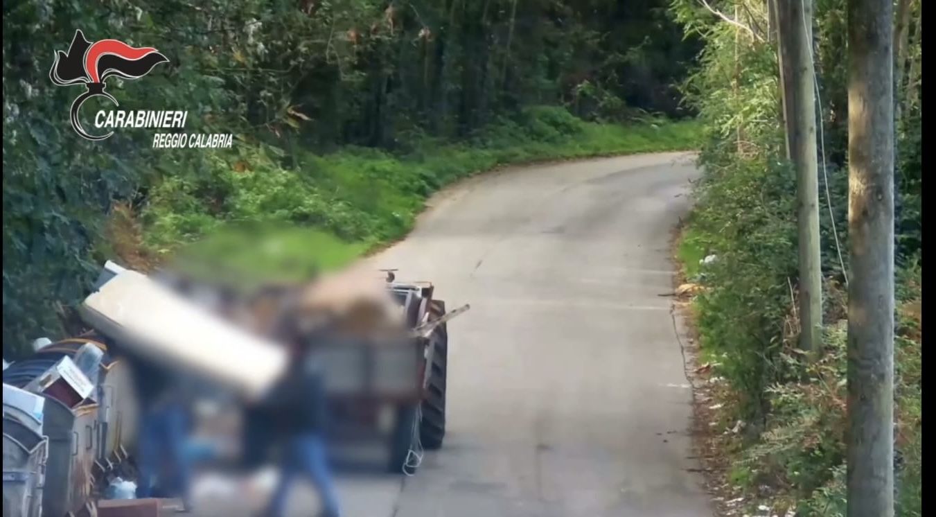 Scaricavano rifiuti di ogni tipo in strada, notificati 16 avvisi di garanzia a Scilla – VIDEO